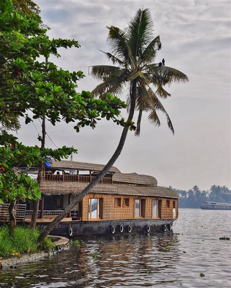 Experience The Beauty Of Kerala Backwaters With A Houseboat Ride