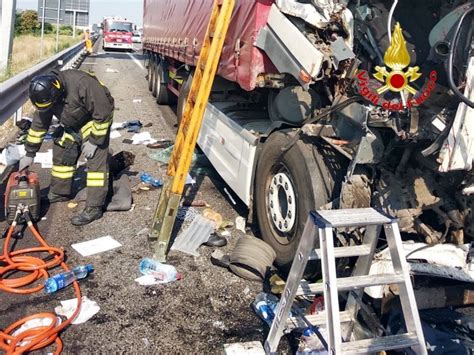 Incidente Sulla A Tre Feriti Traffico Bloccato Per Ore Tra Arluno E