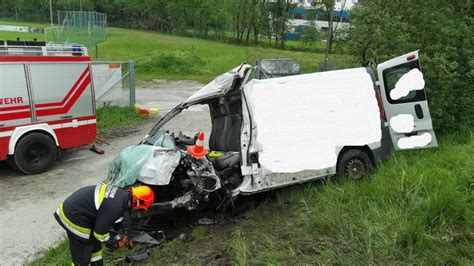 J Hriger Kracht Frontal Gegen Sattelzug Tot Oe At