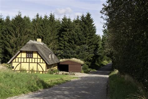 Korsvirkes Hus I Skogen Fotografering F R Bildbyr Er Bild Av Solsken