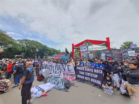 Peringati Hari Tragedi Kanjuruhan Ribuan Aremania Turun Ke Jalan