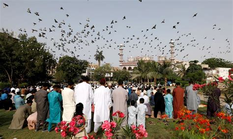 تصاویر پاکستان سمیت دنیا بھر میں عالمی وبا کے سائے میں عیدالفطر