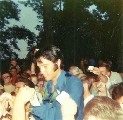 Elvis With Fans At Graceland June 1969 Elvis Presley Photos Elvis