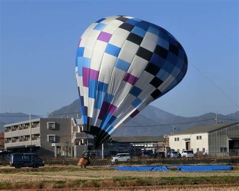 見上げた東の空、熱気球・・・ エイシンワンデイワン