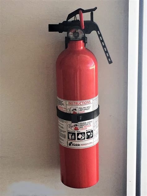 Fire Extinguisher With Wall Mount Holder 3900 Super Lawn Trucks