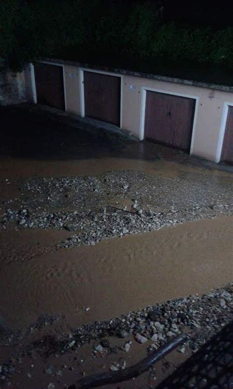 Maltempo E Pioggia Nel Bresciano Auto Bloccata Dall Acqua A Monticelli