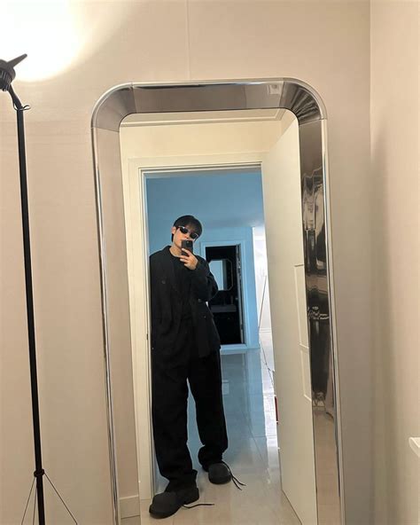 Inspirasi Outfit Monokrom Ala Kim Sung Cheol Kasual