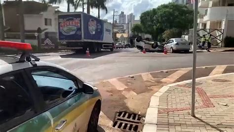 Duster capota após forte colisão de trânsito Fiesta na Rua Manoel