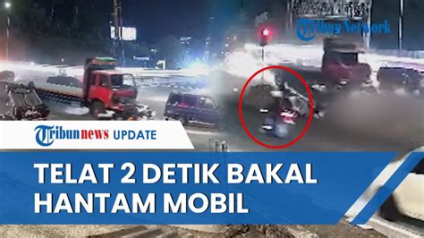 Detik Detik Menegangkan Pengendara Motor Selamat Dari Kecelakaan Di