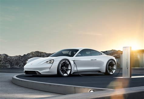 官方新聞稿。porsche 公布最新車系命名 Mission E：保時捷旗下首款純電動力超跑正式命名為taycan Supermoto8