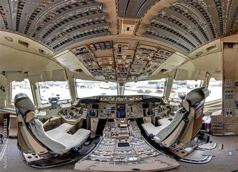 Boeing 767 aircraft cockpit foto de Stock | Adobe Stock