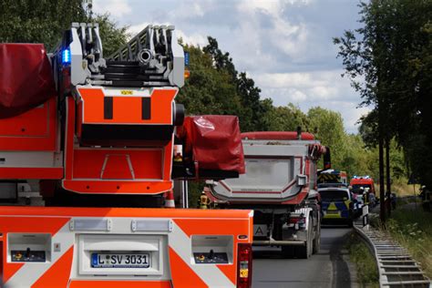 Sperrung Nach Frontalcrash In Leipzig Person Eingeklemmt Feuerwehr Im