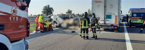 Incidente In A Operai Morti Nello Schianto Tra Furgone E Tir Sulla