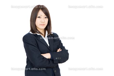 腕を組む女性の写真素材 [218759277] イメージマート