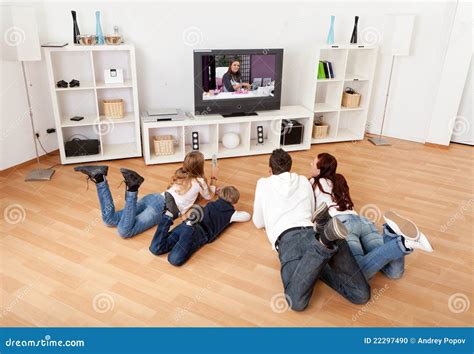 Jeune Famille Regardant La Tv La Maison Photo Stock Image Du Maman