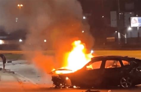 BMW pega fogo após capotar na marginal da BR 101 em Balneário Camboriú