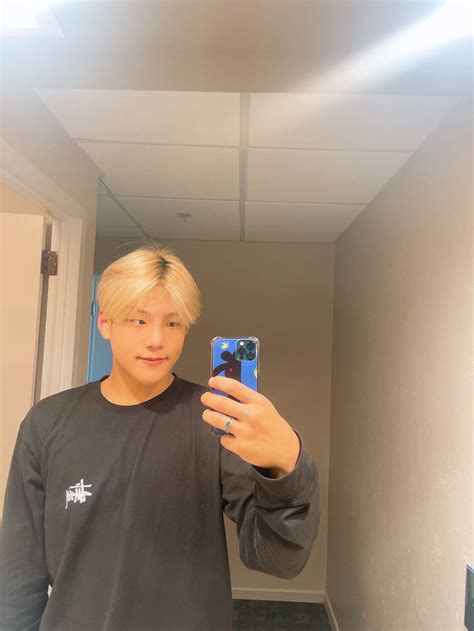 Pin By Shuaspeach On Junseo Mirror Selfie Celebrities Selfie