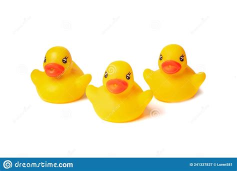 Tres Patos De Goma Amarilla De Juguete Para Nadar Aislados En Un Fondo