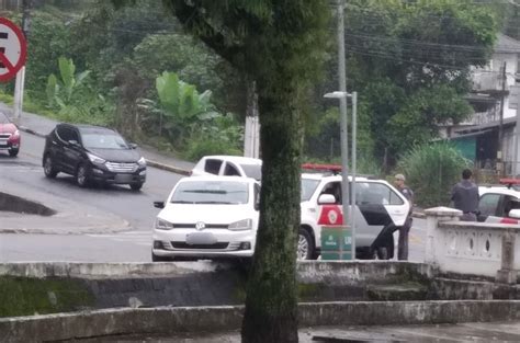 Homem Preso Ap S Participar De Assalto A Loja E Pular De Carro