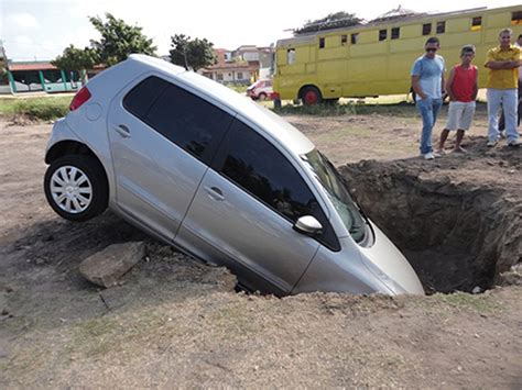 Carro Cai Dentro De Buraco Em Pra A De Feira De Santana