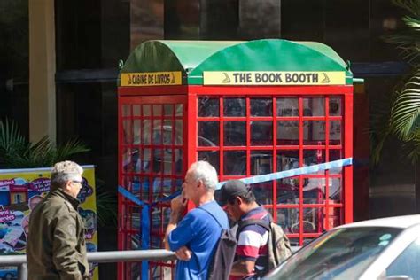 A O Reciclado Vira Cabine De Londres Lotada De Livros No Centro