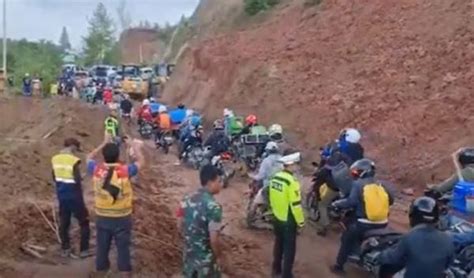 Tebing Meter Longsor Timbun Jalan Di Mamasa Ratusan Kendaraan