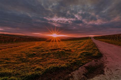 Sonnenuntergang Feldweg Dorf Kostenloses Foto Auf Pixabay