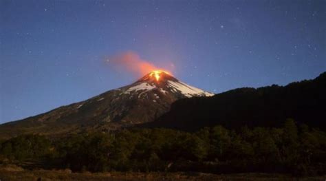 Villarrica Volcano Eruption Sends Lava 3000 Feet into the Air | Nature ...