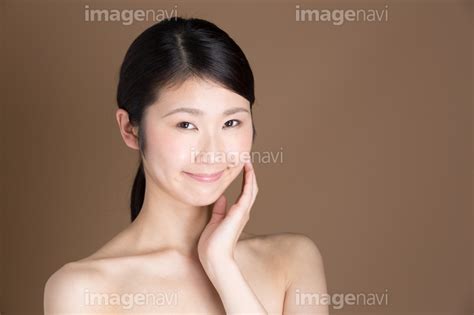 【頬に手を当てた若い女性】の画像素材 31200498 写真素材ならイメージナビ