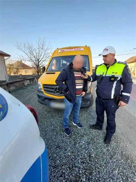 43 de microbuze care transportă elevi au fost verificate de polițiști