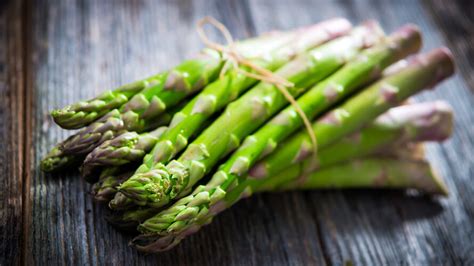 Geroosterde Groene Asperges Met Amandelen Van Janny Van Der Heijden