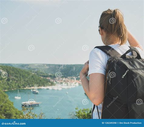 Turista Femenino Con La Mochila Foto De Archivo Imagen De Ocio