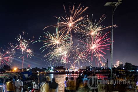 Perayaan Malam Tahun Baru Di Palembang Foto Tribunnews