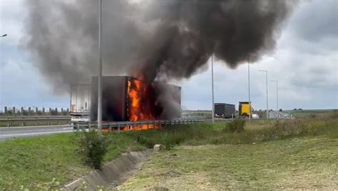 TIR cuprins de flăcări pe autostrada A1 pe sensul Deva Arad GS NEWS