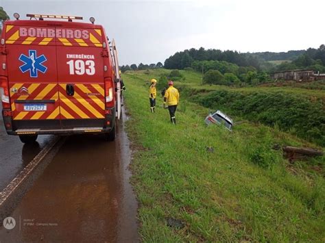 Carro Tenta Desviar De Carga De Toras Que Caiu De Caminh O E Sai Da