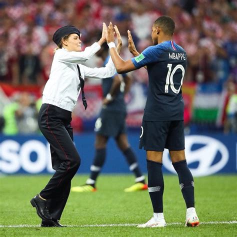 Pussy Riot invadió el campo donde se jugó la final de la Copa del Mundo