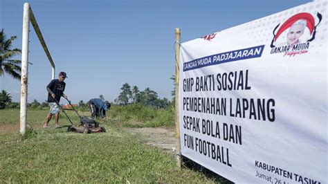 Peduli Sepak Bola Relawan Ganjar Benahi Lapangan Dan Gelar Laga