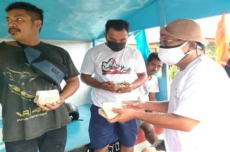 Pemuda Bursel Bagi Ratusan Nasi Bungkus Ke Warga Siwalima