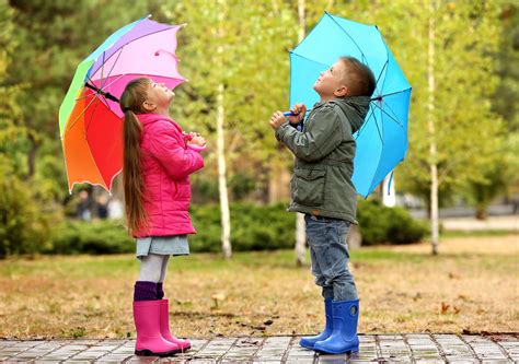 Kinder bei Regenwetter beschäftigen Spielideen für draußen