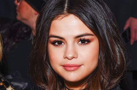 Selena Gomez zeigte ihren üppigen Busen in einem pinkfarbenen Badeanzug