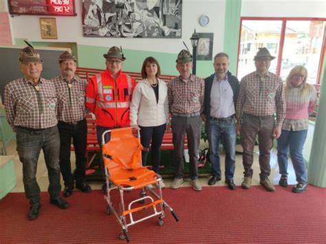 Gli Alpini Di Pinzolo Hanno Donato Una Sedia Per Eventuali Evacuazioni