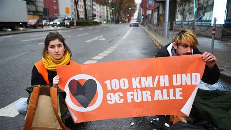 Blockade Am Hauptbahnhof Klima Aktivisten Kleben Sich Auf