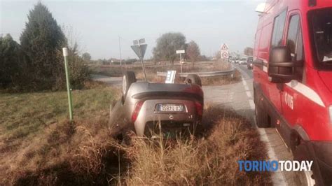 Incidente A Chivasso Auto Ribaltata Nel Fosso