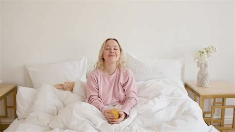 Blonde Mignonne à La Maison Distanciation Sociale Et Auto isolement En Quarantaine Couché Dans