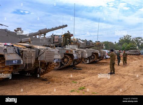 Tanques Israelíes En Camino A La Guerra En Gaza Fotografía De Stock Alamy