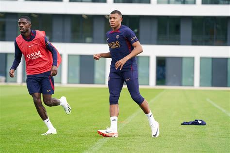 Psg Posta Imagens De Primeiro Treino De Mbapp Ap S Ser Reintegrado Ao