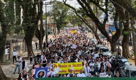 Enfermeiros fazem protesto em Curitiba contra suspensão do piso