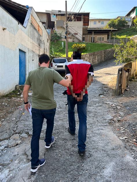 Suspeito de assaltar casa e trancar moradores no banheiro é preso em