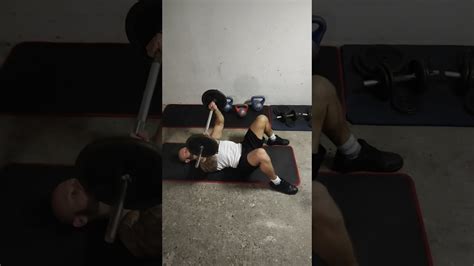 Développé couché au sol barre barbell floor press VIDÉO Papa Muscle