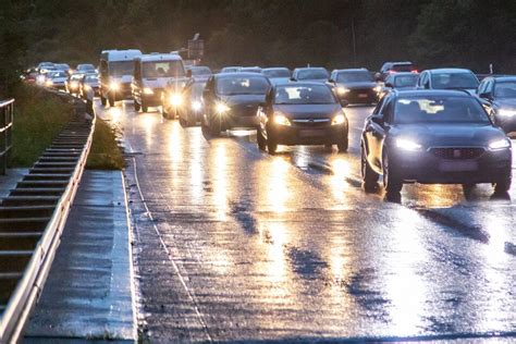 Unfall Auf A Stau Gefahr Vollsperrung Nach Crash